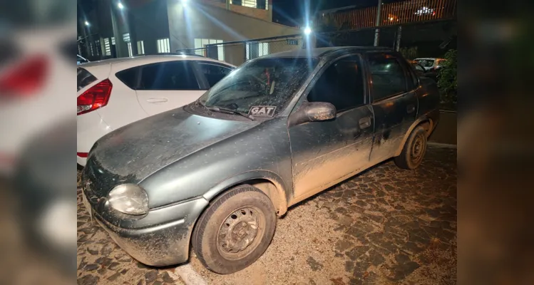 Veículo Chevrolet Corsa Super, cor verde, estava abandonado na rua Rio Grande do Norte, no bairro Nova Rússia.