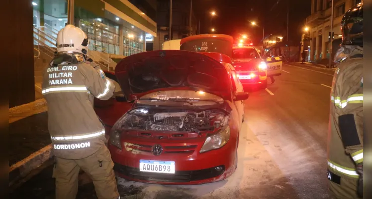 Bombeiros agiram rápido para combater o fogo