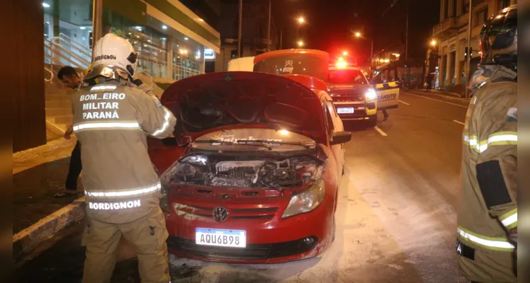 Bombeiros agiram rápido para combater o fogo