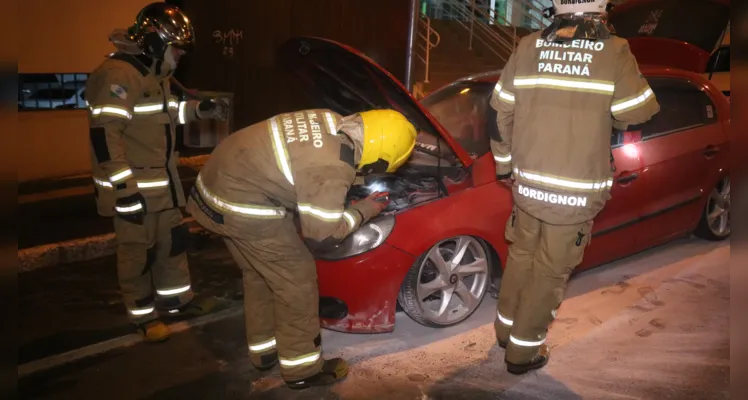 Bombeiros agiram rápido para combater o fogo