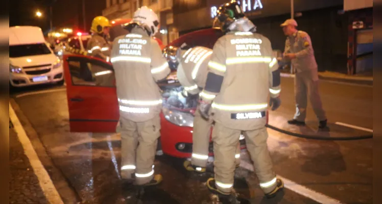 Bombeiros agiram rápido para combater o fogo