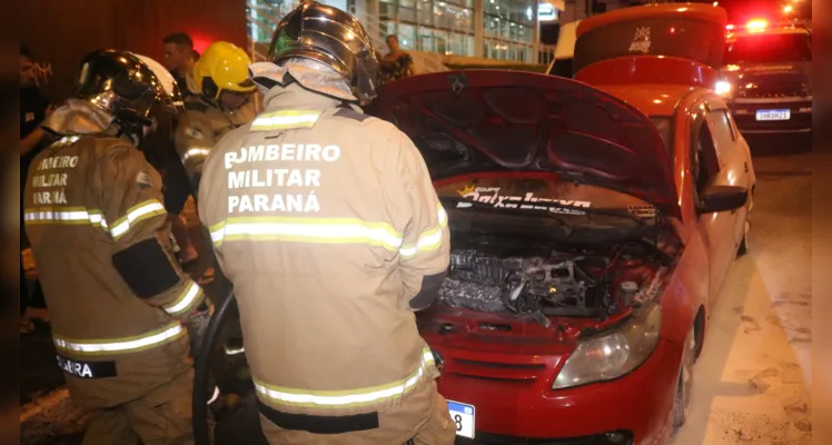 Bombeiros agiram rápido para combater o fogo