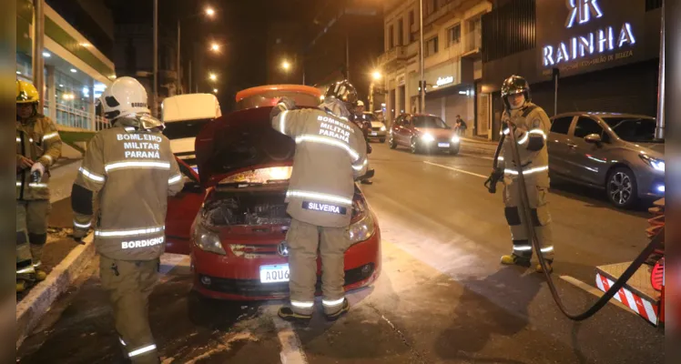 Bombeiros agiram rápido para combater o fogo