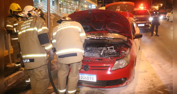 Bombeiros agiram rápido para combater o fogo