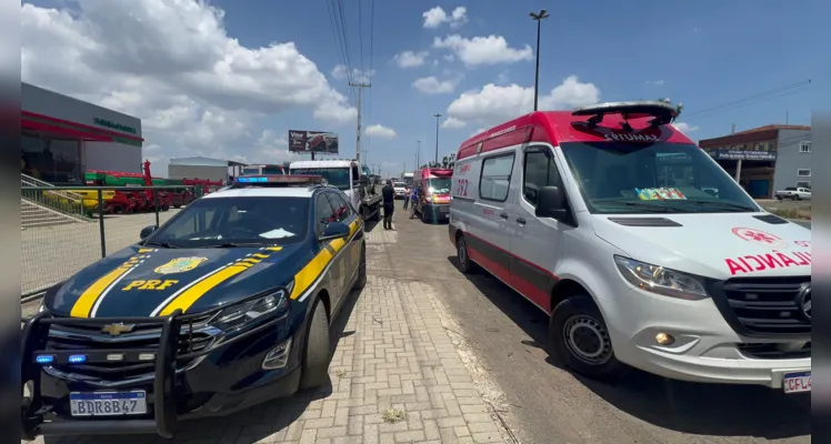 As equipes médicas do Samu e o Siate prestaram os atendimentos à vítima e encaminharam à casa hospitalar. 