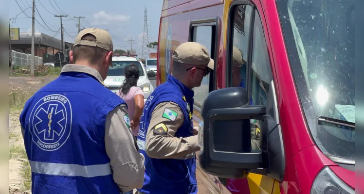 As equipes médicas do Samu e o Siate prestaram os atendimentos à vítima e encaminharam à casa hospitalar. 