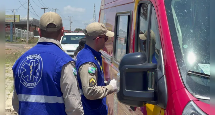 As equipes médicas do Samu e o Siate prestaram os atendimentos à vítima e encaminharam à casa hospitalar. 