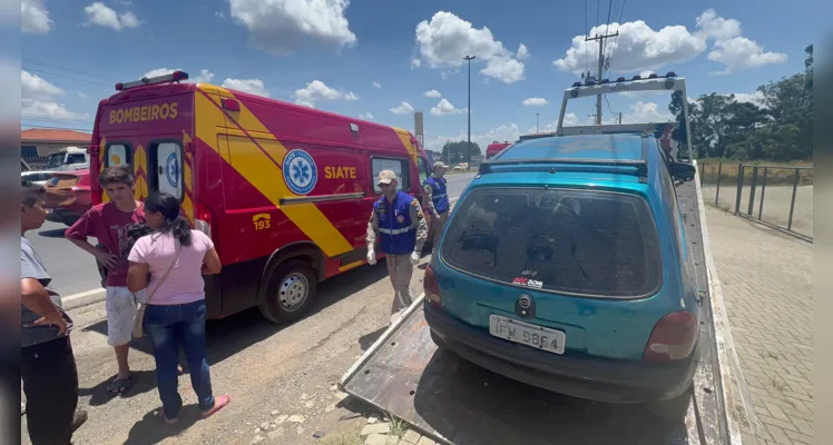 As equipes médicas do Samu e o Siate prestaram os atendimentos à vítima e encaminharam à casa hospitalar. 