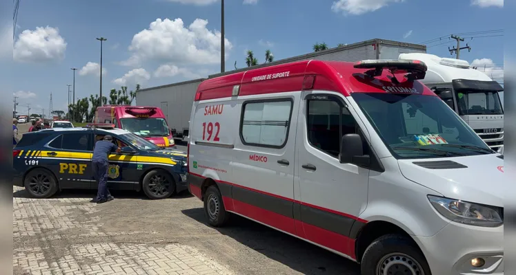 As equipes médicas do Samu e o Siate prestaram os atendimentos à vítima e encaminharam à casa hospitalar. 
