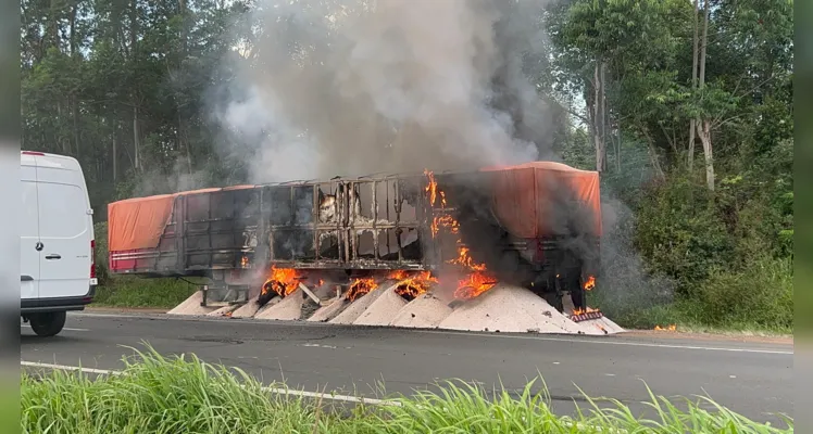 Carreta pega fogo na Rodovia do Café e mobiliza Bombeiros