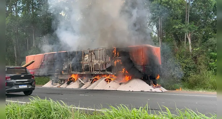 Carreta pega fogo na Rodovia do Café e mobiliza Bombeiros