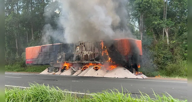 Carreta pega fogo na Rodovia do Café e mobiliza Bombeiros