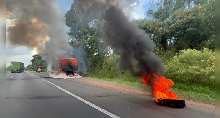 Carreta pega fogo na Rodovia do Café e mobiliza Bombeiros