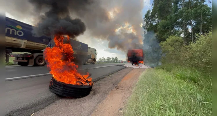 Carreta pega fogo na Rodovia do Café e mobiliza Bombeiros