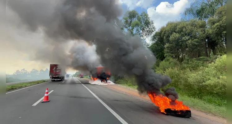 Carreta pega fogo na Rodovia do Café e mobiliza Bombeiros