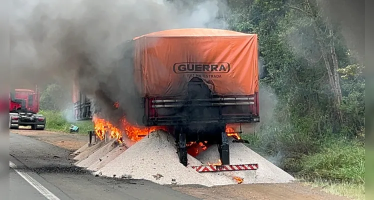 Carreta pega fogo na Rodovia do Café e mobiliza Bombeiros