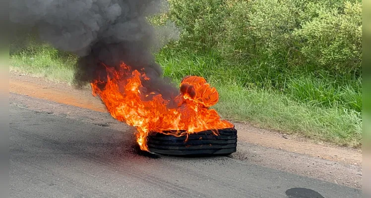 Carreta pega fogo na Rodovia do Café e mobiliza Bombeiros