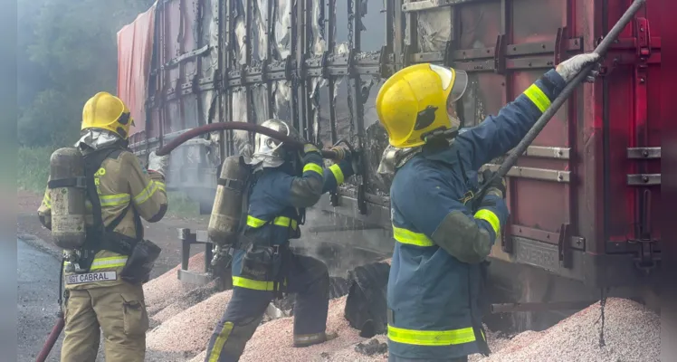 Carreta pega fogo na Rodovia do Café e mobiliza Bombeiros