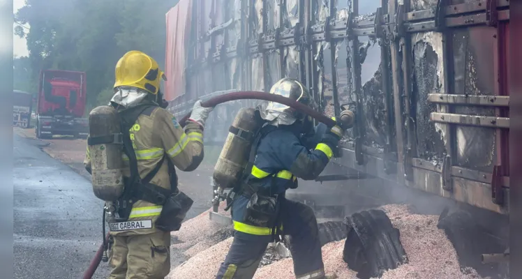 Carreta pega fogo na Rodovia do Café e mobiliza Bombeiros