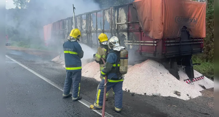 Carreta pega fogo na Rodovia do Café e mobiliza Bombeiros