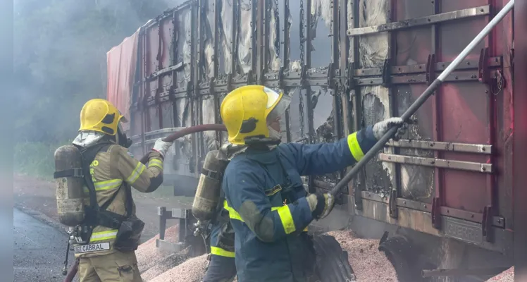 Carreta pega fogo na Rodovia do Café e mobiliza Bombeiros