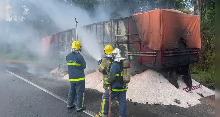 Carreta pega fogo na Rodovia do Café e mobiliza Bombeiros