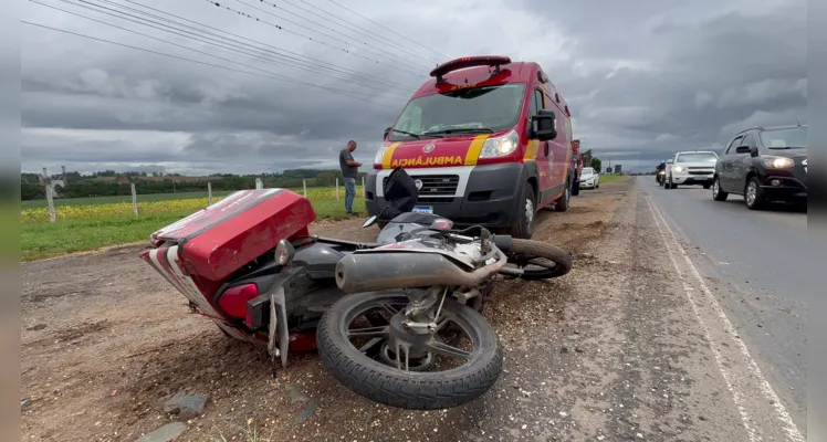 Motociclista fica ferido após colisão com veículo na PR-151