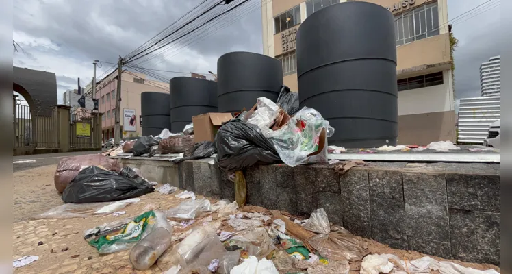 O lixo é deixado para fora, empilhado, produzindo mau cheiro e atraindo animais, que acabam revirando