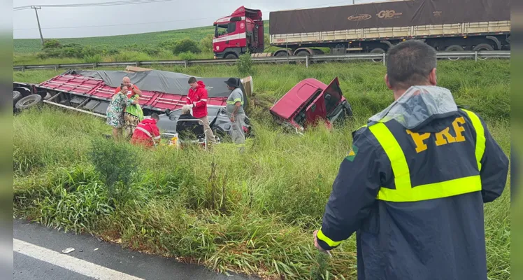 Dois caminhões, sendo um bitrem, um veículo de passeio modelo Caoa Chery Tiggo e uma van se envolveram no acidente. 