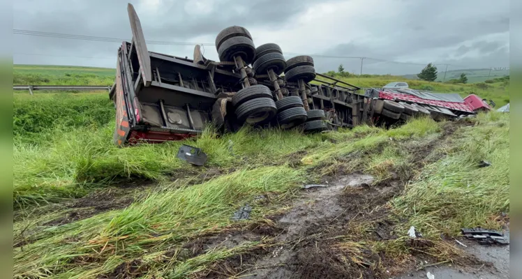 Dois caminhões, sendo um bitrem, um veículo de passeio modelo Caoa Chery Tiggo e uma van se envolveram no acidente. 