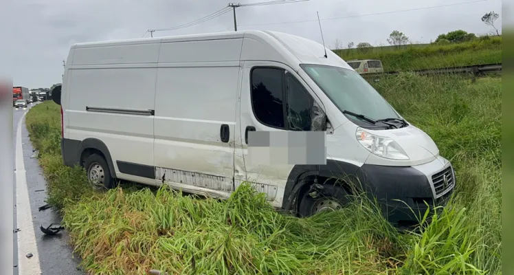 Dois caminhões, sendo um bitrem, um veículo de passeio modelo Caoa Chery Tiggo e uma van se envolveram no acidente. 