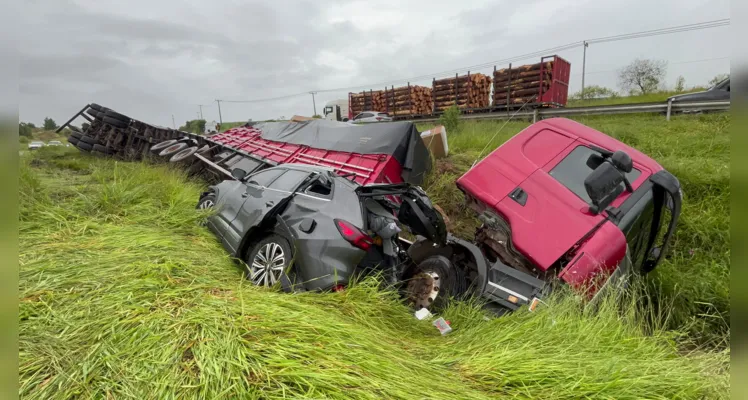 Dois caminhões, sendo um bitrem, um veículo de passeio modelo Caoa Chery Tiggo e uma van se envolveram no acidente. 