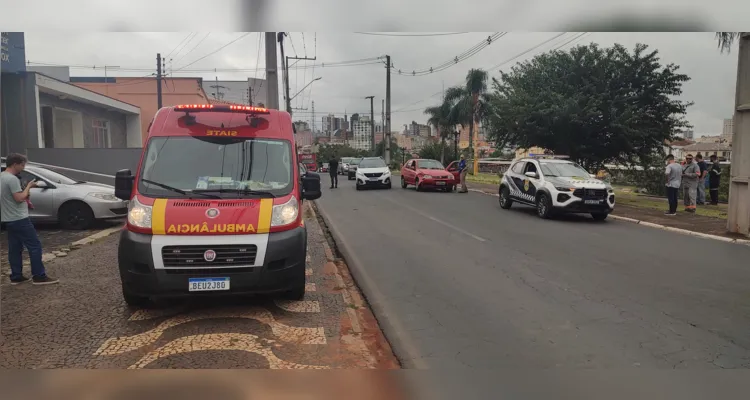 Colisão entre veículos atinge criança na calçada em PG