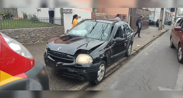 Colisão entre veículos atinge criança na calçada em PG