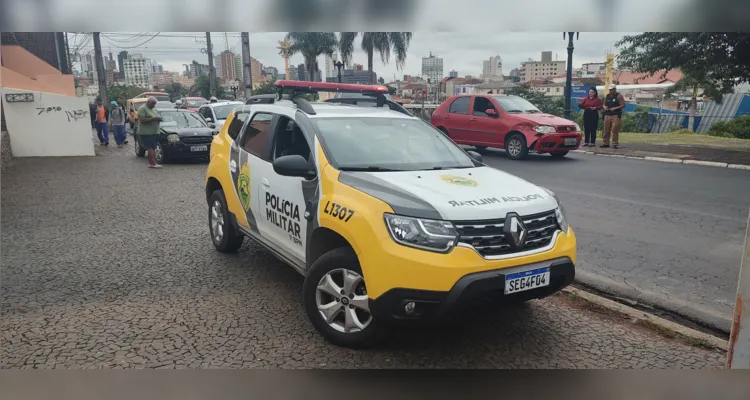 Colisão entre veículos atinge criança na calçada em PG
