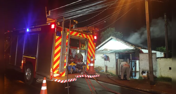 Bombeiros informaram que havia uma porta com sinais de arrombamento e dois colchões queimados