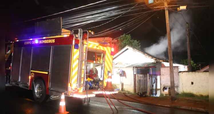 Bombeiros atendem incêndio em residência no Jardim Alto Alegre