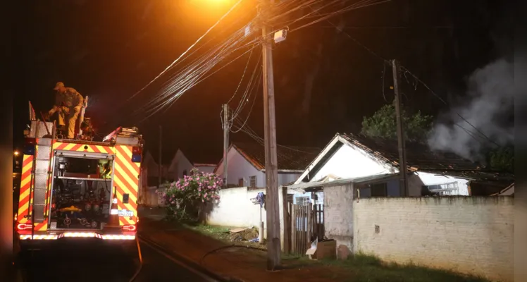 Bombeiros atendem incêndio em residência no Jardim Alto Alegre