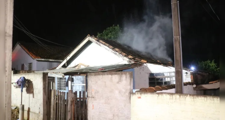 Bombeiros atendem incêndio em residência no Jardim Alto Alegre