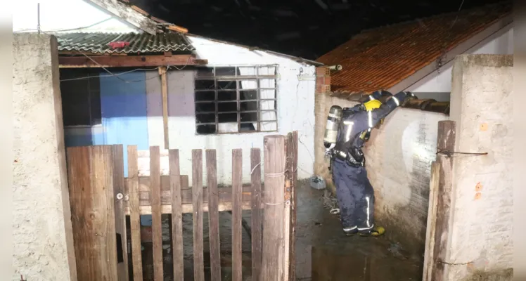 Bombeiros atendem incêndio em residência no Jardim Alto Alegre