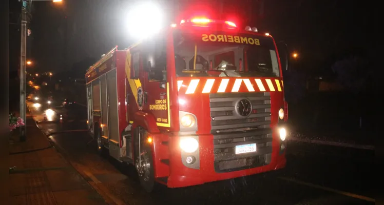 Bombeiros informaram que havia uma porta com sinais de arrombamento e dois colchões queimados