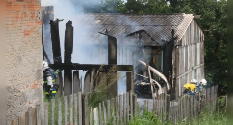 Casa é destruída por incêndio após criança 'brincar' com isqueiro
