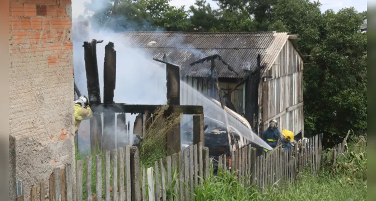 Rápida ação dos bombeiros evitou que as chamas se alastrassem para a casa ao lado