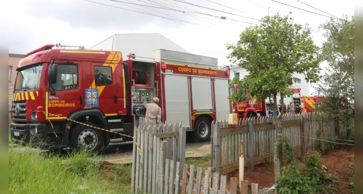 Rápida ação dos bombeiros evitou que as chamas se alastrassem para a casa ao lado