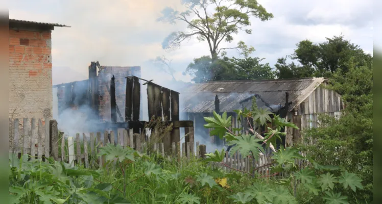 Rápida ação dos bombeiros evitou que as chamas se alastrassem para a casa ao lado