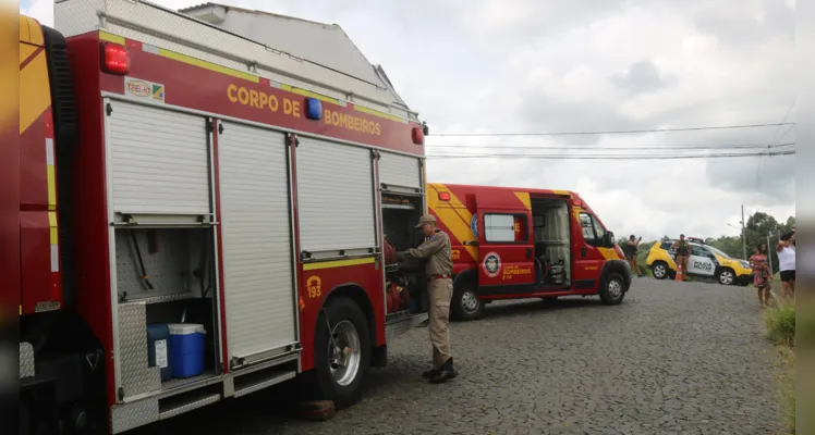 Rápida ação dos bombeiros evitou que as chamas se alastrassem para a casa ao lado