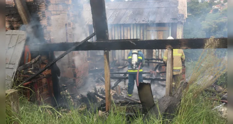 Rápida ação dos bombeiros evitou que as chamas se alastrassem para a casa ao lado