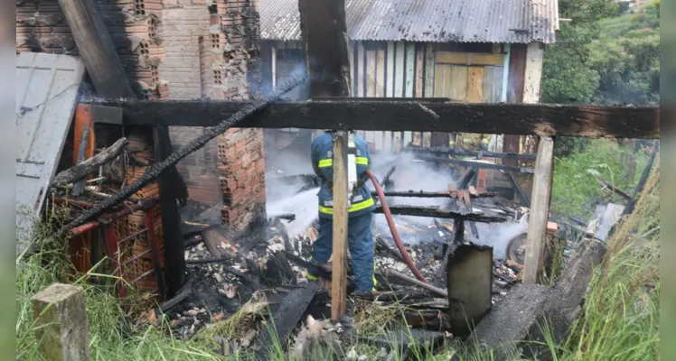 Rápida ação dos bombeiros evitou que as chamas se alastrassem para a casa ao lado