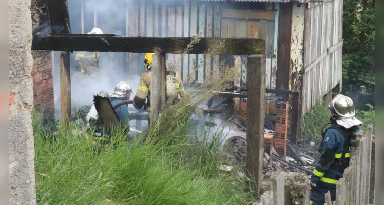 Rápida ação dos bombeiros evitou que as chamas se alastrassem para a casa ao lado