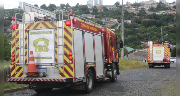 Rápida ação dos bombeiros evitou que as chamas se alastrassem para a casa ao lado